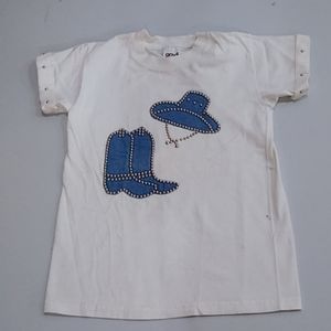 White t shirt with boots and hat